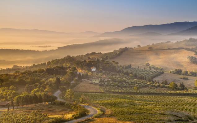 <strong>1. Estradas da Toscana, Itália </strong>Perca-se entre as estradas e montes entre San Gimignano e Florença,Montepulciano e Siena. Vinhedos, ciprestes e encantadoras vilas farão parte de uma paisagem banhada de sol. <strong>1. Estradas da Toscana, Itália </strong>Perca-se entre as estradas e montes entre San Gimignano e Florença,Montepulciano e Siena. Vinhedos, ciprestes e encantadoras vilas farão parte de uma paisagem banhada de sol.