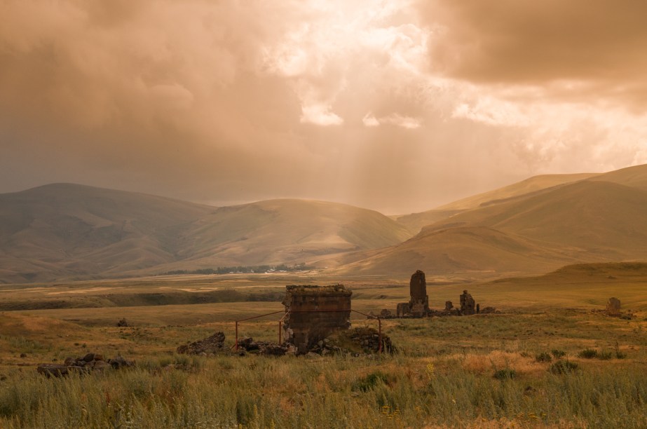 A cidade medieval de Ani, construída pelos armênios, mas hoje no território da Turquia, ainda preserva ruínas impressionantes, da época em que o local era entreposto da Rota da Seda e competia em poder com Constantinopla