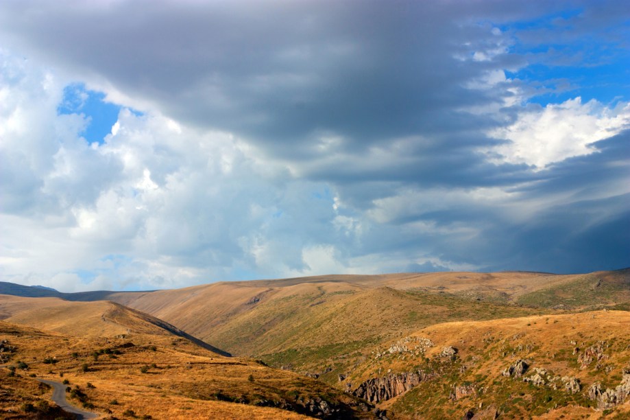 A Armênia é um país de paisagens naturais impressionantes, com montanhas e lagos cristalinos que merecem um clique