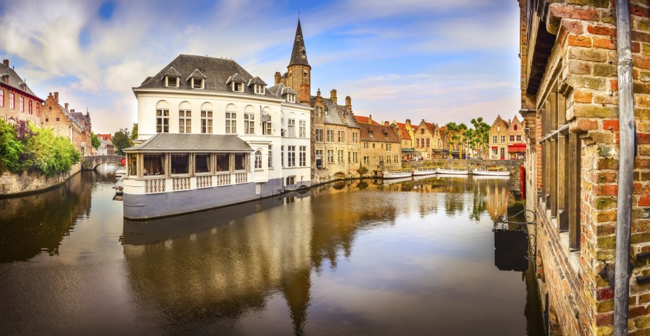 <a href="https://viajeaqui.abril.com.br/cidades/belgica-bruges" target="_blank" rel="noopener"><strong>Bruges – Bélgica </strong></a> Um passeio pelos canais da cidade é atração imperdível no roteiro. Em terra firme você se depara com construções medievais praticamente intactas, bons estabelecimentos cervejeiros e lojas com as mais saborosas variedades de chocolate belga. <a href="https://www.booking.com/city/be/brugge.pt-br.html?aid=332455&label=viagemabril-venezasdomundo" target="_blank" rel="noopener"><em>Busque hospedagens em Bruges no booking.com</em></a>