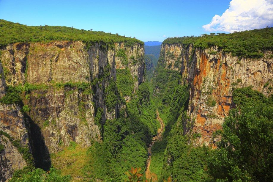 <strong><a href="https://viajeaqui.abril.com.br/estabelecimentos/br-rs-cambara-do-sul-atracao-canion-do-itaimbezinho" rel="Cânion do Itaimbezinho" target="_blank">Cânion do Itaimbezinho</a> - <a href="https://viajeaqui.abril.com.br/cidades/br-rs-cambara-do-sul" rel="Cambará do Sul (RS) " target="_blank">Cambará do Sul (RS) </a></strong>                Com os seus paredões verticais, o <a href="https://viajeaqui.abril.com.br/estabelecimentos/br-rs-cambara-do-sul-atracao-parque-nacional-de-aparados-da-serra" rel=" Parque Nacional de Aparados da Serra" target="_blank">Parque Nacional de Aparados da Serra</a> enche os olhos de qualquer visitante. O mais bonito deles é o Cânion do Itaimbezinho, acessível por trilhas estruturadas e bem sinalizadas                <a href="https://www.booking.com/city/br/cambara-br.pt-br.html?aid=332455&label=viagemabril-voltapelobrasil" rel="Veja hotéis em Cambará do Sul no booking.com" target="_blank"><em>Veja hotéis em Cambará do Sul no booking.com</em></a>