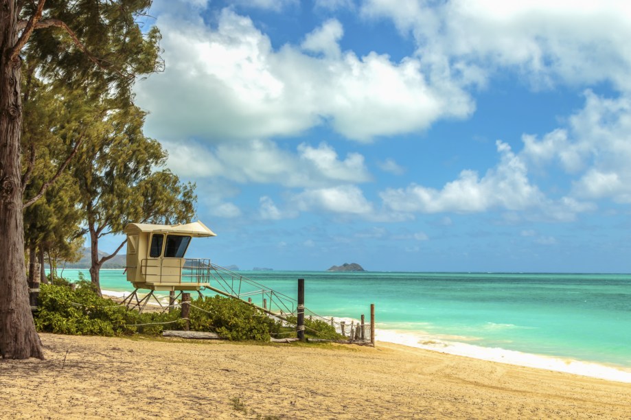 <strong>1. Waimanalo Bay Beach Park, Oahu, Havaí</strong>    Por estar localizada no interior, nem todos os turistas que passam pelo Havaí chegam até esse paraíso ecológico que é Waimanalo Beach, a maior de Oahu. Sua areia branca e fininha proporciona caminhadas agradáveis e o vento é constante