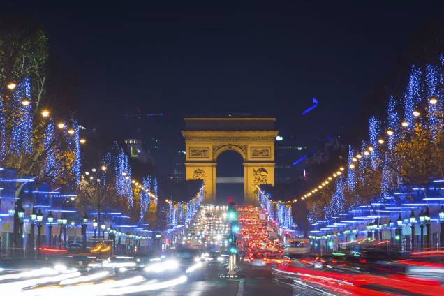 <a href="https://viajeaqui.abril.com.br/cidades/franca-paris" rel="Paris – França " target="_blank"><strong>Paris – França </strong></a> Apesar das temperaturas baixíssimas, a Cidade-Luz consegue a proeza de ficar ainda mais iluminada na temporada natalina. A avenida <a href="https://viajeaqui.abril.com.br/estabelecimentos/franca-paris-atracao-champs-elysees" rel="Champs-Elysées " target="_blank">Champs-Elysées</a> e o <a href="https://viajeaqui.abril.com.br/estabelecimentos/franca-paris-atracao-arco-do-triunfo-arc-de-triomphe" rel="Arco do Triunfo" target="_blank">Arco do Triunfo</a> são cartões-postais clássicos do Natal parisiense, junto com Mercados de Natal em diferentes pontos da cidade que se adereçam com decorações temáticas e iluminadas. Alguns deles têm pista de patinação no gelo <a href="https://?aid=332455&label=viagemabril-natal" rel="Veja hotéis em Paris no booking.com" target="_blank"><em>Veja hotéis em Paris no Booking.com</em></a> <a href="https://viajeaqui.abril.com.br/cidades/franca-paris" rel="Paris – França " target="_blank"><strong>Paris – França </strong></a> Apesar das temperaturas baixíssimas, a Cidade-Luz consegue a proeza de ficar ainda mais iluminada na temporada natalina. A avenida <a href="https://viajeaqui.abril.com.br/estabelecimentos/franca-paris-atracao-champs-elysees" rel="Champs-Elysées " target="_blank">Champs-Elysées</a> e o <a href="https://viajeaqui.abril.com.br/estabelecimentos/franca-paris-atracao-arco-do-triunfo-arc-de-triomphe" rel="Arco do Triunfo" target="_blank">Arco do Triunfo</a> são cartões-postais clássicos do Natal parisiense, junto com Mercados de Natal em diferentes pontos da cidade que se adereçam com decorações temáticas e iluminadas. Alguns deles têm pista de patinação no gelo <a href="https://?aid=332455&label=viagemabril-natal" rel="Veja hotéis em Paris no booking.com" target="_blank"><em>Veja hotéis em Paris no Booking.com</em></a>