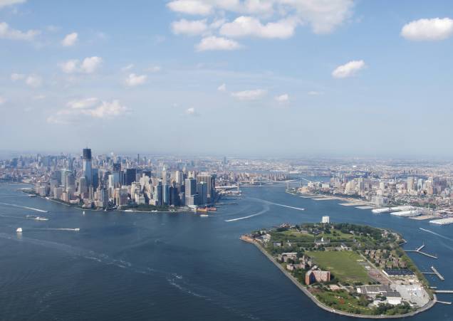 Vista aérea de <a href="https://viajeaqui.abril.com.br/cidades/estados-unidos-nova-york" rel="Nova York" target="_blank">Nova York</a> e a Governors Island a frente Vista aérea de <a href="https://viajeaqui.abril.com.br/cidades/estados-unidos-nova-york" rel="Nova York" target="_blank">Nova York</a> e a Governors Island a frente