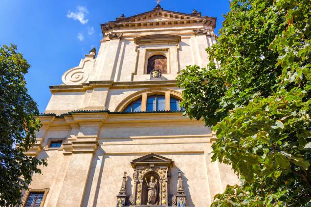 Não é à toa que os turistas adoram se esbaldar em Praga: a capital é um atrativo para compras devido a seus preços bacanas e suas construções históricas. A Igreja de Nossa Senhora Vitoriosa, por exemplo, abriga uma das estátuas mais veneradas do mundo: a do Menino Jesus, que impressiona pela beleza e riqueza de detalhes. <a href="https://www.booking.com/city/cz/prague.pt-br.html?sid=efe6c9de408bb8d78e20e017e616e9f8;dcid=4?aid=332455&label=viagemabril-lesteeuropeu" target="_blank">Veja hotéis em Praga no Booking.com</a> Não é à toa que os turistas adoram se esbaldar em Praga: a capital é um atrativo para compras devido a seus preços bacanas e suas construções históricas. A Igreja de Nossa Senhora Vitoriosa, por exemplo, abriga uma das estátuas mais veneradas do mundo: a do Menino Jesus, que impressiona pela beleza e riqueza de detalhes. <a href="https://www.booking.com/city/cz/prague.pt-br.html?sid=efe6c9de408bb8d78e20e017e616e9f8;dcid=4?aid=332455&label=viagemabril-lesteeuropeu" target="_blank">Veja hotéis em Praga no Booking.com</a>