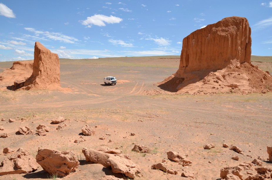 <strong>10. Deserto de Gobi, na Mongólia</strong>Passear pelo maior deserto da Ásia é se desligar do mundo por alguns dias, viajar em uma interminável planície sem estradas, confiando plenamente no senso de direção do seu guia, sem acesso a telefone e internet. Mas o visual dos rochedos faz o sacrifício valer a pena