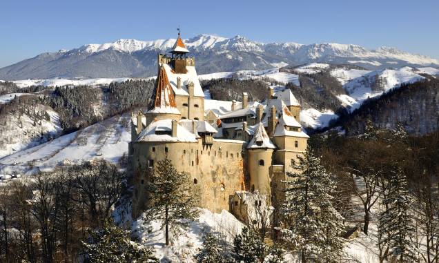 Gastronomia peculiar, paisagens bucólicas e povo acolhedor. A Romênia é um dos países que mais se aproximam dos latinos quando o assunto é simpatia, visto que seus moradores prezam pelo contato. Aqui, vale visitar o Castelo de Bran, na Transilvânia, inspirado pelo Conde Drácula e conhecido pela atmosfera enigmática. <a href="https://www.booking.com/city/ro/brasov.pt-br.html?sid=efe6c9de408bb8d78e20e017e616e9f8;dcid=4?aid=332455&label=viagemabril-lesteeuropeu" target="_blank">Veja hotéis próximos à Transilvânia no Booking.com</a> Gastronomia peculiar, paisagens bucólicas e povo acolhedor. A Romênia é um dos países que mais se aproximam dos latinos quando o assunto é simpatia, visto que seus moradores prezam pelo contato. Aqui, vale visitar o Castelo de Bran, na Transilvânia, inspirado pelo Conde Drácula e conhecido pela atmosfera enigmática. <a href="https://www.booking.com/city/ro/brasov.pt-br.html?sid=efe6c9de408bb8d78e20e017e616e9f8;dcid=4?aid=332455&label=viagemabril-lesteeuropeu" target="_blank">Veja hotéis próximos à Transilvânia no Booking.com</a>
