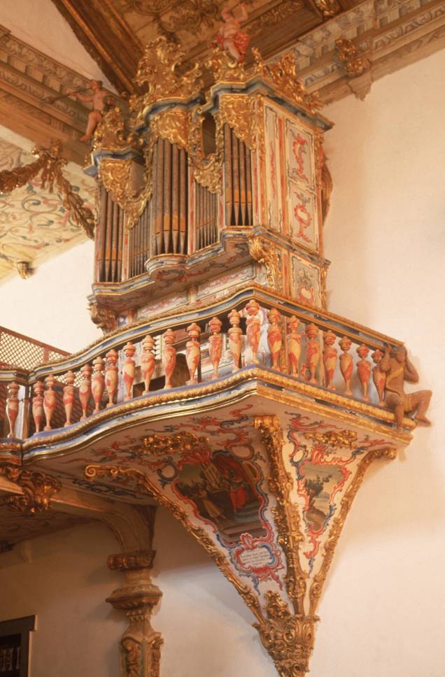 Órgão português de 1788, com fileiras de tubos e pinturas em estilo rococó, da Igreja Matriz de Santo Antônio, a principal de Tiradentes Órgão português de 1788, com fileiras de tubos e pinturas em estilo rococó, da Igreja Matriz de Santo Antônio, a principal de Tiradentes