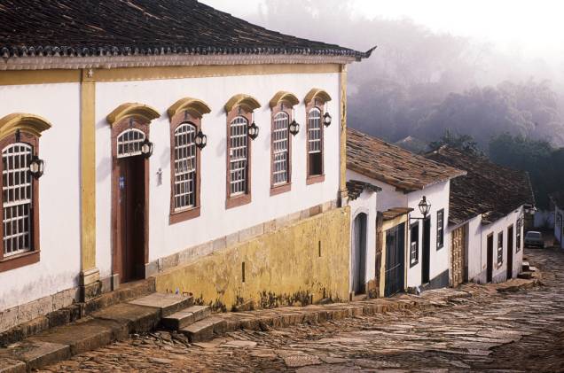 <strong><a href="https://viajeaqui.abril.com.br/cidades/br-mg-tiradentes" rel="Tiradentes" target="_blank">Tiradentes</a>, <a href="https://viajeaqui.abril.com.br/estados/br-minas-gerais" rel="Minas Gerais" target="_blank">Minas Gerais</a></strong> A cidade histórica e seus casarões em estilo colonial encantam os turistas. Mas é preciso tomar cuidado ao caminhar, pois as distrações arquitetônicas podem levar o visitante a tropeçar nas ruas de pedra, que também fazem parte do charme histórico da cidade mineira <strong><a href="https://viajeaqui.abril.com.br/cidades/br-mg-tiradentes" rel="Tiradentes" target="_blank">Tiradentes</a>, <a href="https://viajeaqui.abril.com.br/estados/br-minas-gerais" rel="Minas Gerais" target="_blank">Minas Gerais</a></strong> A cidade histórica e seus casarões em estilo colonial encantam os turistas. Mas é preciso tomar cuidado ao caminhar, pois as distrações arquitetônicas podem levar o visitante a tropeçar nas ruas de pedra, que também fazem parte do charme histórico da cidade mineira