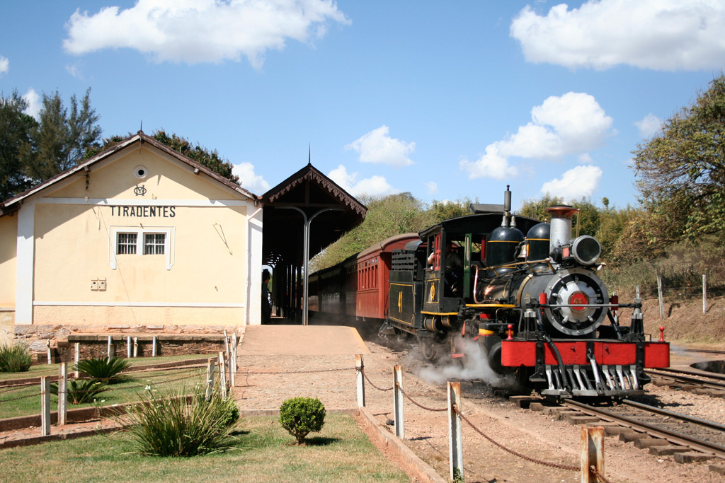 No passeio de Maria Fumaça, o trem até São João Del Rei margeia o Rio das Mortes com vista da Serra de São José