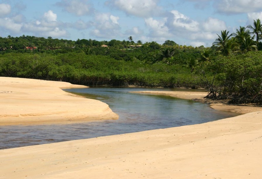 A Praia do Rio da Barra tem boa faixa de areia para caminhada