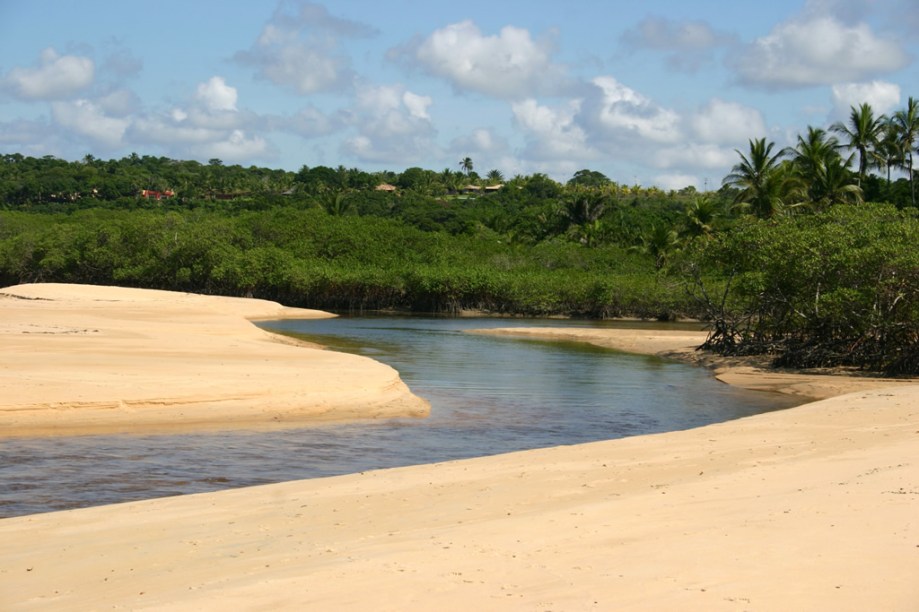 A <strong>Praia do Rio da Barra</strong>, <strong>Trancoso</strong>, <strong>Bahia</strong>, tem boa faixa de areia para caminhadas, mar calmo e bela paisagem. <a href="https://www.booking.com/searchresults.pt-br.html?aid=332455&lang=pt-br&sid=eedbe6de09e709d664615ac6f1b39a5d&sb=1&src=index&src_elem=sb&error_url=https%3A%2F%2Fwww.booking.com%2Findex.pt-br.html%3Faid%3D332455%3Bsid%3Deedbe6de09e709d664615ac6f1b39a5d%3Bsb_price_type%3Dtotal%26%3B&ss=Praia+Rio+da+Barra%2C+Trancoso%2C+Bahia%2C+Brasil&checkin_monthday=&checkin_month=&checkin_year=&checkout_monthday=&checkout_month=&checkout_year=&no_rooms=1&group_adults=2&group_children=0&from_sf=1&ss_raw=Praia+do+Rio+da+Barra++&ac_position=0&ac_langcode=xb&dest_id=248507&dest_type=landmark&search_pageview_id=050788292c9903ee&search_selected=true&map=1" target="_blank" rel="noopener"><em>Busque hospedagens na Praia do Rio da Barra.</em></a>