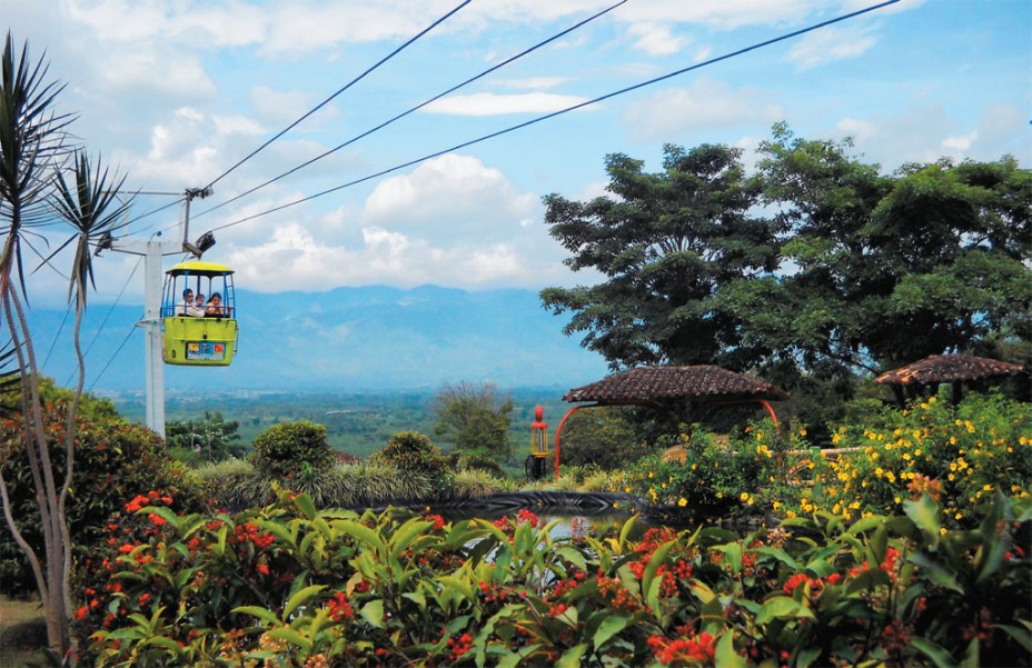 No entorno de Armenia, capital do departamento de Quindío, está o<strong> Parque Nacional del Café</strong>. É uma mistura de museu a céu aberto com parque de diversões. O teleférico da foto leva de uma ponta à outra da área que soma 52 hectares