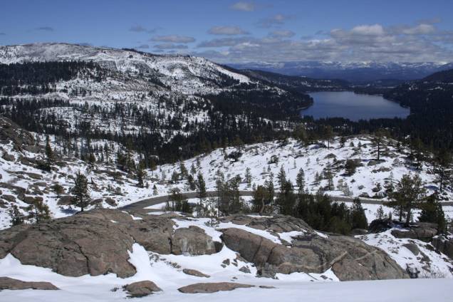 <strong>Truckee, Califórnia, Estados Unidos</strong><br /> Ao norte do Lake Tahoe na Sierra Nevada, Truckee despontou como uma Meca do esqui, com oito áreas diferentes em 24 quilômetros. Famosa pelo terreno ousado e por aparições em diversos filmes, Squaw Valley é a montanha principal com seis picos distintos. Northstar, a 9 quilômetros da cidade, é paraíso para os intermediários; Sugar Bowl tem pistas que concorrem com Squaw, mas com menor público; Tahoe Donner, logo na cidade, e Soda Springs são perfeitas para iniciantes <strong>Truckee, Califórnia, Estados Unidos</strong><br /> Ao norte do Lake Tahoe na Sierra Nevada, Truckee despontou como uma Meca do esqui, com oito áreas diferentes em 24 quilômetros. Famosa pelo terreno ousado e por aparições em diversos filmes, Squaw Valley é a montanha principal com seis picos distintos. Northstar, a 9 quilômetros da cidade, é paraíso para os intermediários; Sugar Bowl tem pistas que concorrem com Squaw, mas com menor público; Tahoe Donner, logo na cidade, e Soda Springs são perfeitas para iniciantes
