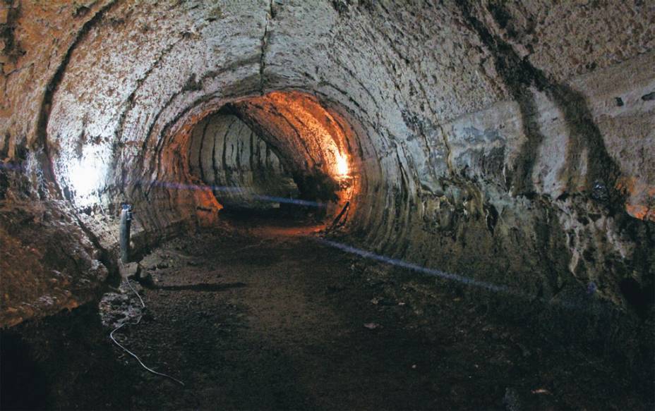 Túnel de lava nas Ilhas Galápagos