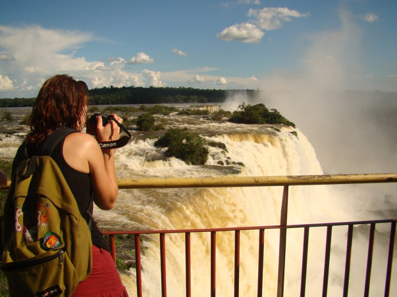 Turista fotografando o Salto Floriano no <strong>Parque Nacional do Iguaçu</strong>, em <a href="https://viajeaqui.abril.com.br/cidades/br-pr-foz-do-iguacu" rel="Foz do Iguaçu" target="_blank">Foz do Iguaçu</a>, <a href="https://viajeaqui.abril.com.br/estados/br-parana" rel="Paraná" target="_self">Paraná</a>
