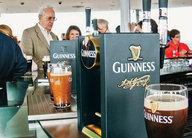 <b>Guinness Storehouse</b><br />No antigo depósito da Guinness há uma caprichada reprodução das instalações e do processo de produção da stout mais famosa do mundo. No último andar do prédio fica o Gravity Bar, com vista de 360º da cidade. <em>(Saint James Gate, <a href="https://www.guinnessstorehouse.com" rel="www.guinnessstorehouse.com" target="_blank">www.guinnessstorehouse.com</a>; € 14)</em>