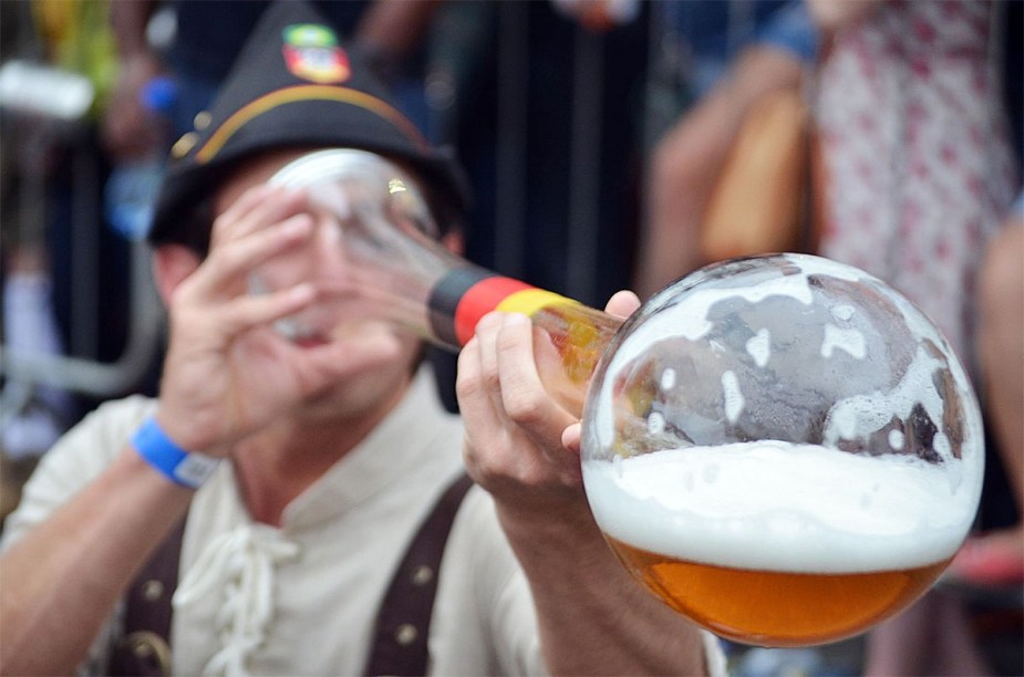 Folião bebe o tradicional chope em metro na Oktoberfest 2014