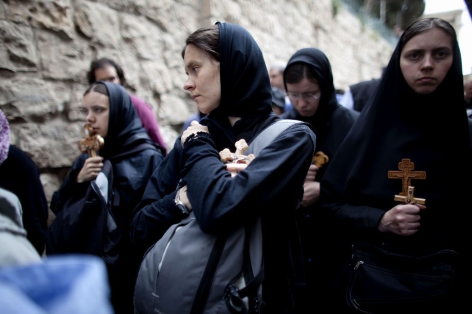 Fiéis acompanhando as estações da Via Dolorosa, pelos becos da Cidade Velha de Jerusalém