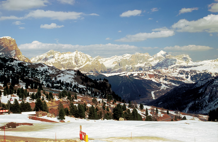 <strong>Val Gardena</strong>Encastelada sobre os setentrionais picos nevados das Dolomitas, a região do Alto Ádige, na fronteira com Suíça e Áustria, é chamada Selva di Val Gardena. Muita beleza natural, pistas de esqui que permanecem abertas por longos períodos, e típicos pequenos e aconchegantes hotéis de montanha conferem um charme especial a este pedaço da Itália.