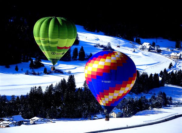 Balões se destacam na alva paisagem de Val Gardena . Na volta do passeio, substanciosos e suculentos pratos à base de batatas, carnes de caça e de porco, chucrute e cevada - testemunhos da influência dos vizinhos austríacos e suíços, esperam por você. Balões se destacam na alva paisagem de Val Gardena . Na volta do passeio, substanciosos e suculentos pratos à base de batatas, carnes de caça e de porco, chucrute e cevada - testemunhos da influência dos vizinhos austríacos e suíços, esperam por você.