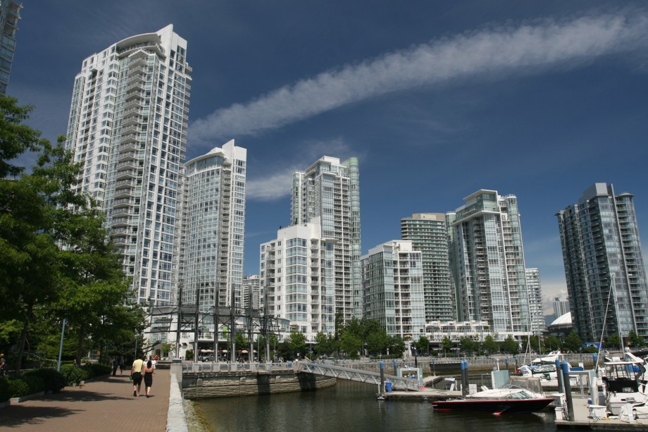 <a href="https://viajeaqui.abril.com.br/cidades/canada-vancouver" rel="Vancouver, Canadá"><strong>Vancouver, Canadá</strong></a> - Em 2010, Vancouver foi eleita, pela segunda vez consecutiva, a melhor cidade para caminhar no Canadá segundo a revista up! Magazine. A primeira razão para o título é geográfica. Cercada por montanhas e mar, a cidade simplesmente não tem pra onde se expandir. Em segundo lugar, a disponibilidade e acessibilidade do transporte público, além de calçadas largas, que tornam o deslocamento a pé mais fácil. Não à toa, cerca de 40% da população dispensa carro e vai ao trabalho caminhando. Na foto, o passeio Yaletown Waterfront