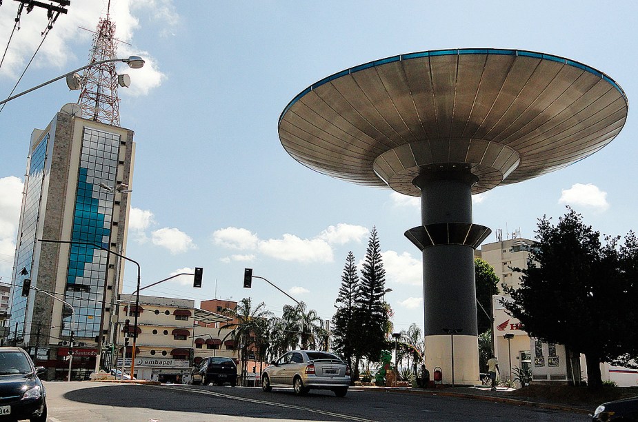 <strong>2. Grande Monumento de <a href="https://viajeaqui.abril.com.br/cidades/br-mg-varginha" rel="Varginha" target="_self">Varginha</a>, <a href="https://viajeaqui.abril.com.br/estados/br-minas-gerais" rel="Minas Gerais" target="_self">Minas Gerais</a></strong>    As lendas em torno das aparições de seres extraterrestres colocaram a cidade na <a href="https://viajeaqui.abril.com.br/materias/misticos-hippies-e-rusticos-viaje-pelos-lugares-mais-roots-do-brasil" rel="rota de um turismo doidão" target="_blank">rota de um turismo doidão</a>. Por todo lugar, é possível se deparar com estátuas e esculturas de ETs de gosto duvidoso, a maior parte deles localizado ao lado da gigantesca (e horrorosa) caixa dágua em formato de uma nave espacial. Isso, é claro, não foi impedimento pra moradores e visitantes da cidade mineira criarem um certo carinho e afeição pelo monumento    <a href="https://viajeaqui.abril.com.br/materias/misticos-hippies-e-rusticos-viaje-pelos-lugares-mais-roots-do-brasil" rel="+ Místicos, hippies e rústicos: viaje pelos lugares mais roots do Brasil" target="_blank"><strong>+ Místicos, hippies e rústicos: viaje pelos lugares mais roots do Brasil</strong></a>