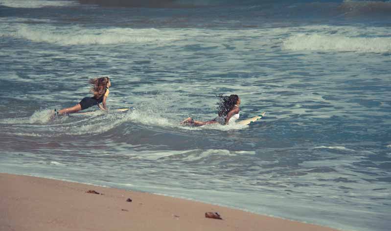 Surfistas na <a href="https://viajeaqui.abril.com.br/estabelecimentos/br-sp-ubatuba-atracao-praia-camburi" rel="praia de Camburi" target="_blank">praia de Camburi</a>, em <a href="https://viajeaqui.abril.com.br/cidades/br-sp-ubatuba" rel="Ubatuba" target="_blank">Ubatuba</a>, no litoral norte de São Paulo. Esta é a última praia do estado, que faz fronteira com o <a href="https://viajeaqui.abril.com.br/estados/br-rio-de-janeiro" rel="Rio de Janeiro" target="_blank">Rio de Janeiro</a>, e dali é possível ver golfinhos