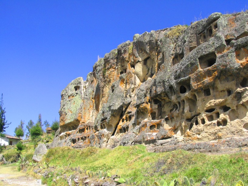 Partindo de Cajamarca, são oito quilômetros que conduzem até o impressionante sítio arqueológico, repleto de ruínas datadas dos séculos 50 a.C. e 500 d.C, período no qual a cultura Wari, típica dos Andes, foi desenvolvida. Por aqui, é possível encontrar criptas que serviam como recinto funerário dos povos que aqui habitavam. Rochas talhadas estão no caminho do visitante que percorre a região