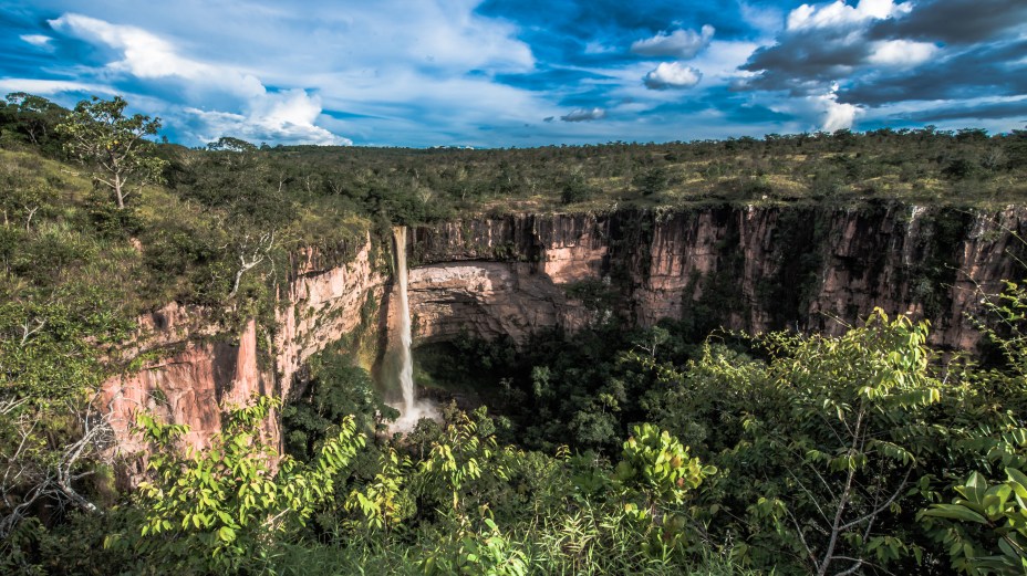 <a href="https://viajeaqui.abril.com.br/cidades/br-mt-chapada-dos-guimaraes" rel="Chapada dos Guimarães" target="_blank"><strong>Chapada dos Guimarães</strong></a>    A Cachoeira Véu de Noiva é um dos principais cartões-postais do <a href="https://viajeaqui.abril.com.br/estados/br-mato-grosso" rel="Mato Grosso" target="_blank">Mato Grosso</a>, estado que tem diversas belezas naturais em regiões de cerrado, Floresta Amazônica e Pantanal. A cachoeira é um trecho do Rio Coxipó que desce por um paredão de arenito e forma um enorme poço. O acesso à parte baixa está fechado, mas é possível observar a queda (e o belo voo das araras) a partir do mirante, a 550 metros do estacionamento do parque