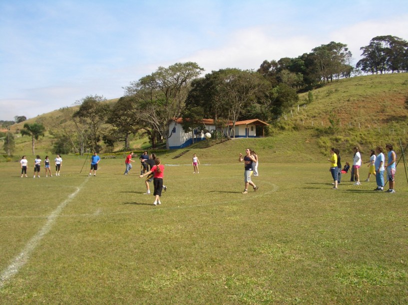 <strong><a href="https://www.vialeoes.com.br/" rel="Acampamento Turma dos Leões" target="_blank">Acampamento Turma dos Leões</a> – Bragança Paulista (SP)</strong>        Neste verão, o acampamento abre três temporadas para crianças e adolescentes de 4 a 16 anos. A primeira temporada dura 10 dias, e vai de 13 a 22/1. A segunda temporada começa em 13 de janeiro e dura até o dia 19 (são sete dias). Quem quer ficar cinco dias pode chegar no dia 13 e ficar até o dia 17. Primos e irmãos têm desconto, e crianças que estudam em escolas parceiras ganham uma diária.        Apesar de contar com outras duas unidades – Cantareira e Serra Negra, apenas a unidade de Bragança promove o evento.        Entre as atrações, há tirolesa, tobogã de sabão, canoas para passear pelo lago, entre outras.        <strong>Mais informações</strong>        Telefones: (11) 2089-0268