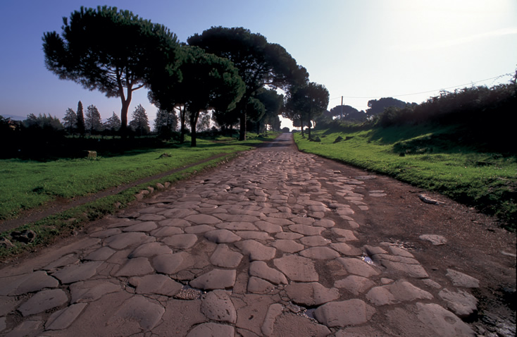 <strong>Via Appia Antica </strong>Passar a Páscoa em Roma pode significar uma volta ao passado; independentemente de credos religiosos, a Via Appia Antica emociona por ter sido palco de fatos históricos que determinaram a face do mundo que conhecemos hoje. Ela foi a primeira grande estrada no mundo ocidental, com sua construção iniciada em 320 a.C. Atravessando a Itália de Roma até Brindisi, no sul, por ela trafegaram soldados, políticos, comerciantes e apóstolos cristãos. Uma visita às catacumbas de São Calixto , São Sebastião e a pequena igreja Domine Quo Vadis - que se ergue no lugar em que Pedro, o primeiro Papa de Roma, teria se encontrado com Jesus Cristo -, são imperdíveis.