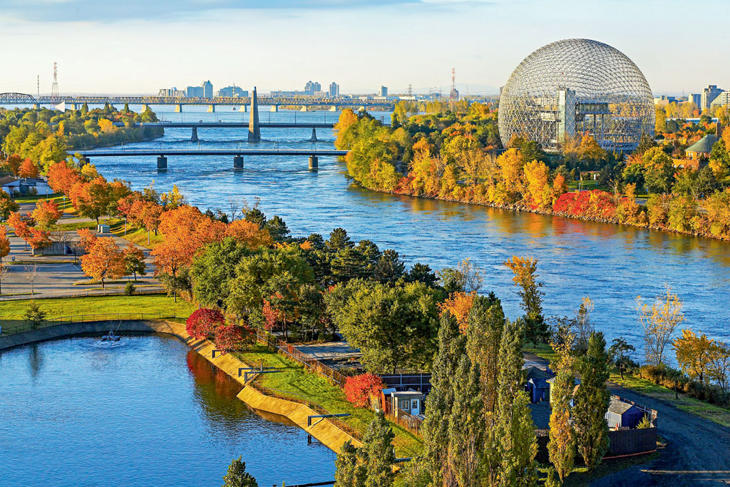 A Île Sainte-Hèléne, onde está a Biosphère, em paisagem outonal A Île Sainte-Hèléne, onde está a Biosphère, em paisagem outonal
