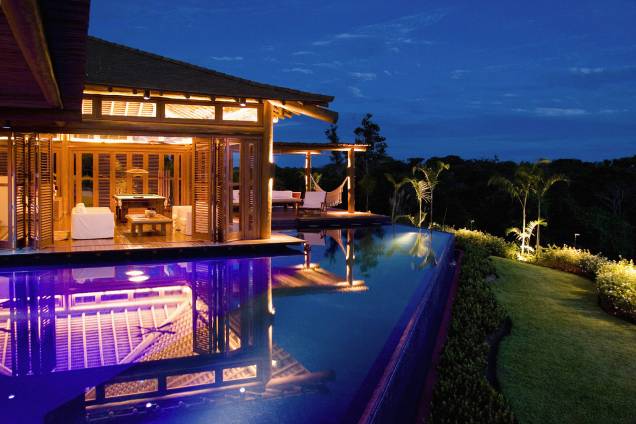 <strong><a href="https://viajeaqui.abril.com.br/estabelecimentos/br-ba-trancoso-hospedagem-villas-de-trancoso" rel="Villas de Trancoso">Villas de Trancoso</a> – <a href="https://viajeaqui.abril.com.br/cidades/br-ba-trancoso" rel="Trancoso (BA)">Trancoso (BA)</a></strong><br /><br />Na praia dos Nativos, a pousada Villas de Trancoso nem precisava, mas tem uma bela piscina com jardim ao redor. O atendimento é exclusivo, com coquetel na entrada e opção de café da manhã no quarto. São apenas cinco chalés, todos bem cuidados. <strong><a href="https://viajeaqui.abril.com.br/estabelecimentos/br-ba-trancoso-hospedagem-villas-de-trancoso" rel="Villas de Trancoso">Villas de Trancoso</a> – <a href="https://viajeaqui.abril.com.br/cidades/br-ba-trancoso" rel="Trancoso (BA)">Trancoso (BA)</a></strong><br /><br />Na praia dos Nativos, a pousada Villas de Trancoso nem precisava, mas tem uma bela piscina com jardim ao redor. O atendimento é exclusivo, com coquetel na entrada e opção de café da manhã no quarto. São apenas cinco chalés, todos bem cuidados.