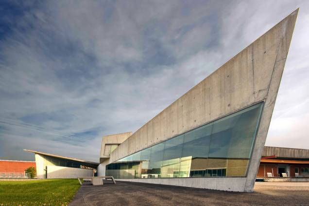 No campus do <a href="https://www.vitra.com/en-cz/magazine/details/181584" rel="Vitra, " target="_blank">Vitra, </a>um dos institutos de design mais famosos do mundo, localizado na Alemanha, quase fronteira com a Suíça, Zaha projetou o prédio do corpo de bombeiros No campus do <a href="https://www.vitra.com/en-cz/magazine/details/181584" rel="Vitra, " target="_blank">Vitra, </a>um dos institutos de design mais famosos do mundo, localizado na Alemanha, quase fronteira com a Suíça, Zaha projetou o prédio do corpo de bombeiros