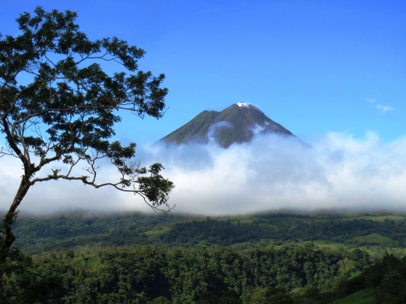 <a href="https://viajeaqui.abril.com.br/paises/costa-rica" target="_blank" rel="noopener"><strong>Arenal, Costa Rica </strong></a> Os melhores meses para visitar são fevereiro e março, quando chove menos e há mais chances de ver erupções vulcânicas à distância (se o Arenal estiver ativo no momento, nunca se sabe). Seu nome se deve a ações químicas e físicas na lava que a desfarelaram e se tornaram areia cristalina. Ela ficou depositada na cabeceira do vulcão, que ficou parecendo uma montanha de areia