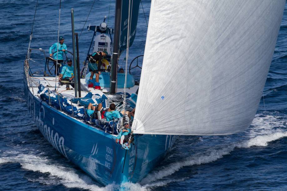 O barco Telefónica, de Iker Martinez, aproxima-se do porto catarinense de Itajaí, depois de vencer mais de 6700 milhas náuticas desde Auckland, na Nova Zelândia