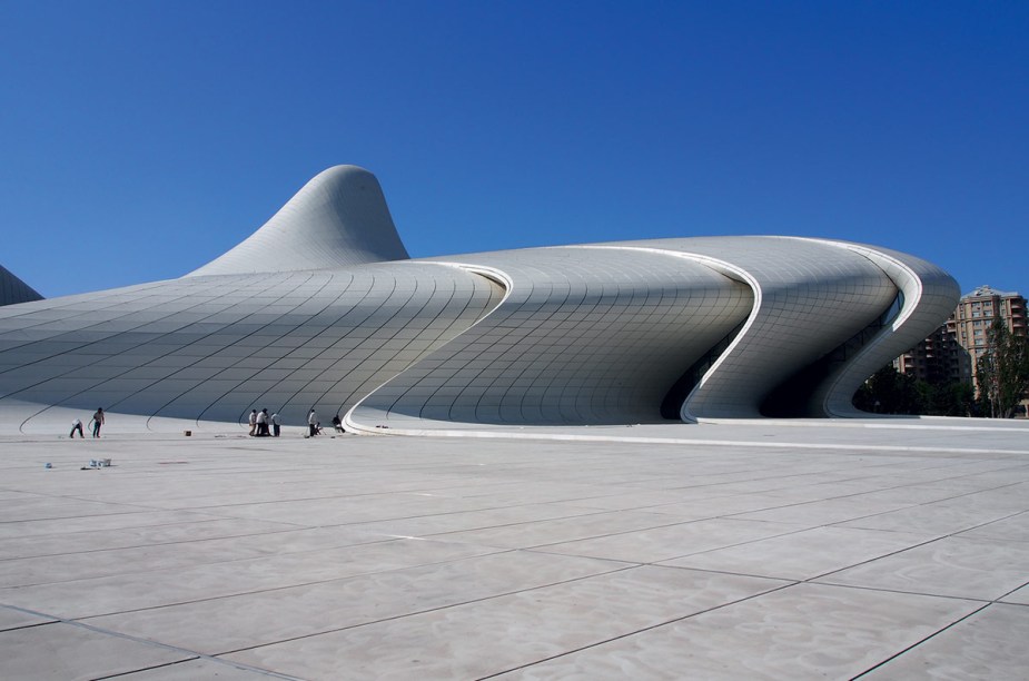 <strong>Heydar Aliyev</strong>        "Impossível pisar no país sem notar a onipresente figura do ex-presidente Heydar Aliyev, que tem seu rosto estampado de outdoors a lobbies de hotel. Neste centro cultural, a arquitetura é inspirada no formato de sua assinatura! Ali dá para conhecer mais sobre a história, a sociedade e a cultura do Azerbaijão. No terceiro andar acontecem exposições de arte temporárias."