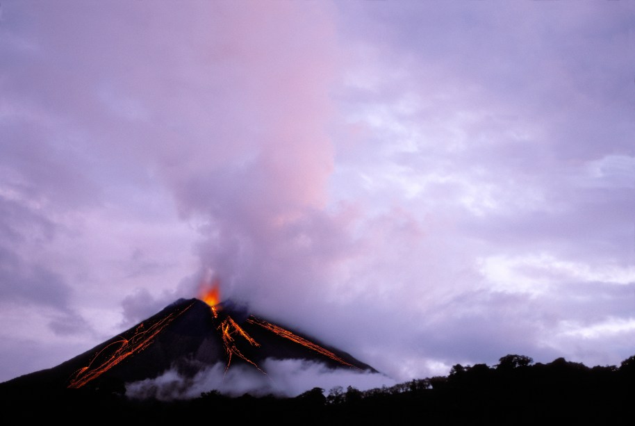 <a href="https://viajeaqui.abril.com.br/paises/costa-rica" target="_blank" rel="noopener"><strong>Arenal, Costa Rica </strong></a> É um dos vulcões mais populares e ativos da Costa Rica, com 1.670 metros. Sua última atividade vulcânica começou em 1968 e só acabou em 2010 – antes disso, ele havia ficado dormente por 400 anos. Desde 2010, o Arenal tem ficado quietinho. Vulcões são imprevisíveis mesmo, não é? A cidade mais próxima é Fortuna, de onde saem tours para visitar o vulcão. Subir até o topo é perigoso e ilegal, ainda sim existem diversas caminhadas e escaladas possíveis aos seus pés, onde não falta floresta tropical, cachoeiras e animais selvagens como tucanos, macacos e quatis