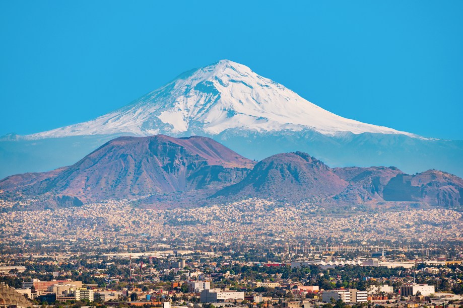 <a href="https://viajeaqui.abril.com.br/cidades/mexico-cidade-do-mexico" target="_blank" rel="noopener"><strong>Popocatepetl, México</strong></a><a href="https://viajeaqui.abril.com.br/cidades/mexico-cidade-do-mexico" target="_blank" rel="noopener"><strong> </strong></a> Seu nome asteca significa “colina que solta fumaça” e é difícil de pronunciar até entre os mexicanos. Pra facilitar, todos o chamam de “El Popo”. Localizado a 72km da <a href="https://viajeaqui.abril.com.br/cidades/mexico-cidade-do-mexico" target="_blank" rel="noopener">Cidade do México</a>, é o segundo vulcão mais alto da América do Norte, com 5.458 metros. É bastante ativo, porém atualmente pouco devastador: sua última erupção foi em setembro de 2017, quando emitiu fragmentos incandescentes entre 600 metros e 1 km de distância