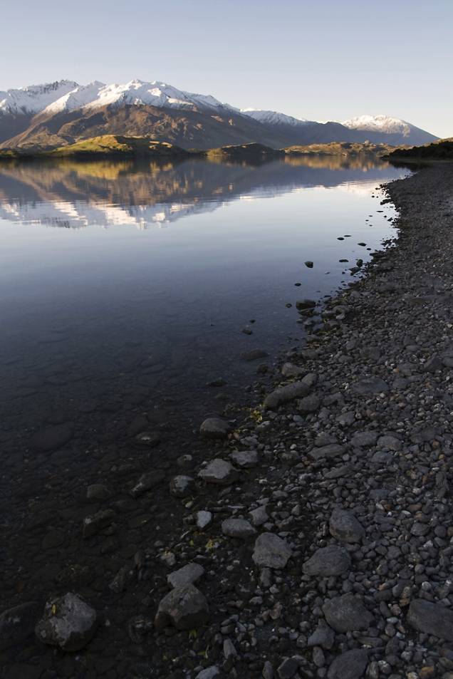 <strong>Wanaka, Nova Zelândia</strong><br /> A tranquila cidade de 5.000 habitantes vem ganhando reputação de ser um dos melhores pontos de aventura no mundo. É cheia de hostels, cafés, pubs e pequenas e luxuosas estadias ecológicas. Quatro áreas de esqui estão a 40 minutos de carro da cidade, incluindo Snow Park NZ, boa para manobras. Treble Cone é a mais próxima e a melhor, com mais neve e terreno esquiável. É íngreme e limita as opções para os iniciantes, mas intermediários podem fazer a festa. Quase metade das pistas são classificadas avançadas, então Cardrona Alpine Resort é o melhor destino para quem está apenas começando a esquiar. <strong>Wanaka, Nova Zelândia</strong><br /> A tranquila cidade de 5.000 habitantes vem ganhando reputação de ser um dos melhores pontos de aventura no mundo. É cheia de hostels, cafés, pubs e pequenas e luxuosas estadias ecológicas. Quatro áreas de esqui estão a 40 minutos de carro da cidade, incluindo Snow Park NZ, boa para manobras. Treble Cone é a mais próxima e a melhor, com mais neve e terreno esquiável. É íngreme e limita as opções para os iniciantes, mas intermediários podem fazer a festa. Quase metade das pistas são classificadas avançadas, então Cardrona Alpine Resort é o melhor destino para quem está apenas começando a esquiar.