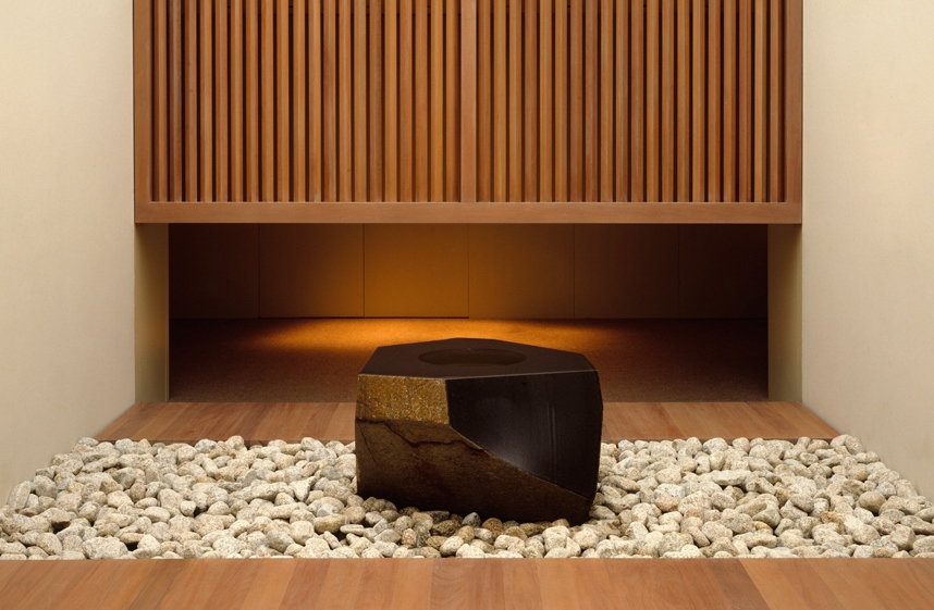 Entre armaduras e espadas samuais, biombos ancestrais e quimonos de seda, a seção japonesa do Metropolitan apresenta uma contemporânea, a Pedra dÁgua (Water Stone), do nipo-americano Isamu Noguchi