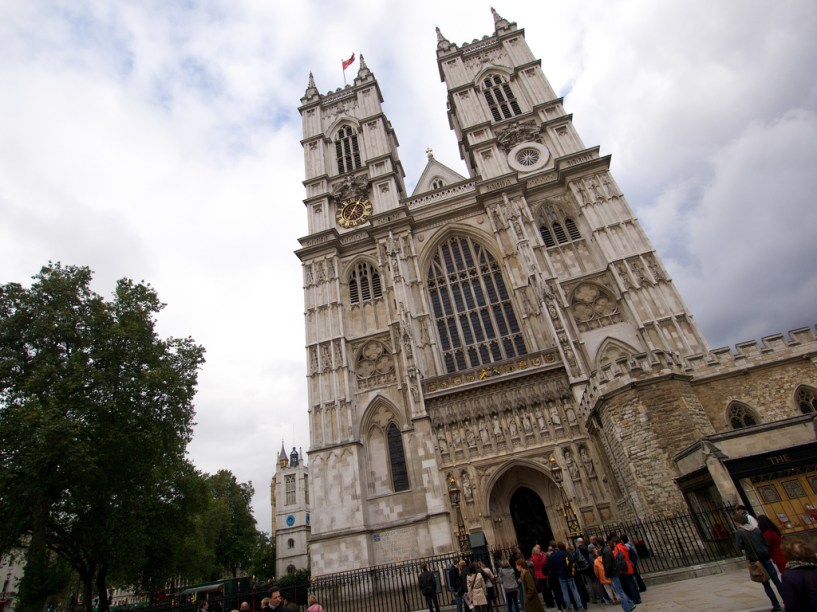 Ao lado do prédio do Parlamento está a <strong>Abadia de Westminster</strong> <em>(</em>foto; <em>20 Deans Yard, 7222-5152, <a href="https://westminster-abbey.org" rel="westminster-abbey.org" target="_blank">westminster-abbey.org</a>; £ 16)</em>, em estilo gótico, lugar onde acontecem coroações de monarcas britânicos e casamentos reais, como o do príncipe William com Kate Middleton. Lá estão enterradas figuras proeminentes como Isaac Newton, Charles Dickens, Charles Darwin e Laurence Olivier. Vale a pena ver uma apresentação do <strong>coral da abadia</strong> <em>(2ª/4ª e 6ª 17h, sáb/dom 15h)</em>