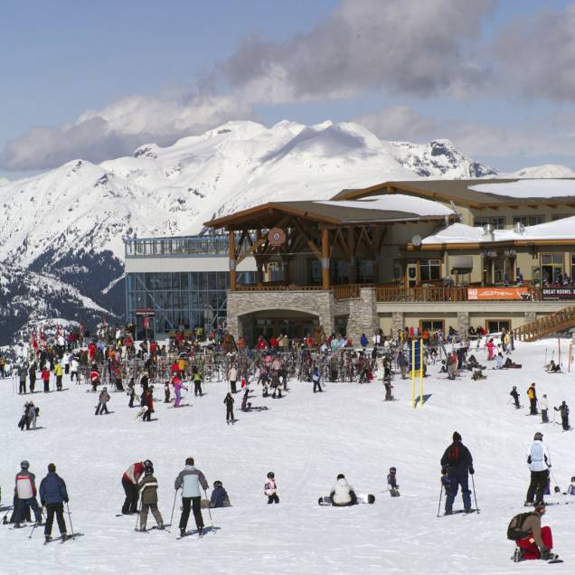 <strong>Whistler, Colúmbia Britânica, </strong><strong>Canadá</strong><br />Whistler Blackcomb é a megamontanha da América do Norte, com duas áreas conjuntas: Whistler e Blackcomb. Lá neva mais, há as descidas verticais mais longas e íngremes e os maiores terrenos de esqui do continente. O vilarejo deixa a desejar em charme de cidade histórica de montanha, mas emoção não falta. A área tem mais vilas vizinhas, mas Whistler é a principal da região, com ruas livres de carros, mas cheias de condomínios, restaurantes e baladas, com transporte direto para as duas montanhas. Tudo aqui é caro e é necessário fazer reserva para jantar, mas os 1.524 metros de descidas em cada uma das montanhas valem a pena <strong>Whistler, Colúmbia Britânica, </strong><strong>Canadá</strong><br />Whistler Blackcomb é a megamontanha da América do Norte, com duas áreas conjuntas: Whistler e Blackcomb. Lá neva mais, há as descidas verticais mais longas e íngremes e os maiores terrenos de esqui do continente. O vilarejo deixa a desejar em charme de cidade histórica de montanha, mas emoção não falta. A área tem mais vilas vizinhas, mas Whistler é a principal da região, com ruas livres de carros, mas cheias de condomínios, restaurantes e baladas, com transporte direto para as duas montanhas. Tudo aqui é caro e é necessário fazer reserva para jantar, mas os 1.524 metros de descidas em cada uma das montanhas valem a pena