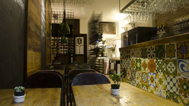 <strong>6. <a href="https://www.winehouserio.com.br/" rel="WINEHOUSE" target="_blank">WINEHOUSE</a></strong> (5,5 km)Próximo à Adega da Velha, um pé-sujo das antigas, o Winehouse pertence a uma safra mais recente de endereços descoladinhos e um pouco mais sofisticados que pipocaram pela cidade. Aqui a cerveja cede espaço aos vinhos e espumantes, com boa oferta de rótulos nacionais. Para petiscar, bruschettas em sete versões, entre elas a com queijo canastra, marmelada e pimenta-rosa, e com salmão defumado, cream cheese e alcaparras, além de tábua de queijos e charcuteria.<em>Rua Paulo Barreto, 25 (Botafogo), 3264-4101</em> <strong>6. <a href="https://www.winehouserio.com.br/" rel="WINEHOUSE" target="_blank">WINEHOUSE</a></strong> (5,5 km)Próximo à Adega da Velha, um pé-sujo das antigas, o Winehouse pertence a uma safra mais recente de endereços descoladinhos e um pouco mais sofisticados que pipocaram pela cidade. Aqui a cerveja cede espaço aos vinhos e espumantes, com boa oferta de rótulos nacionais. Para petiscar, bruschettas em sete versões, entre elas a com queijo canastra, marmelada e pimenta-rosa, e com salmão defumado, cream cheese e alcaparras, além de tábua de queijos e charcuteria.<em>Rua Paulo Barreto, 25 (Botafogo), 3264-4101</em>
