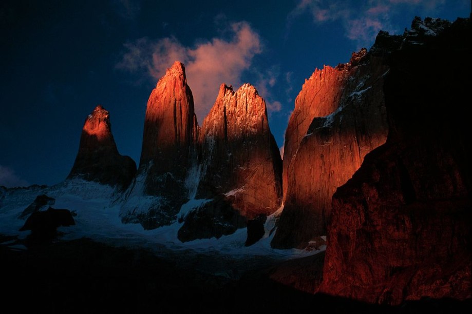 No rude ambiente patagônico, onde ventos violentos e o gelo moldaram uma natureza quase que inóspita, florecem as magníficas <a href="https://viajeaqui.abril.com.br/cidades/chile-torres-del-paine" rel="Torres del Paine" target="_blank">Torres del Paine</a>. As diversas trilhas de trekking ao seu redor fazem a alegria de montanhistas de todo o mundo