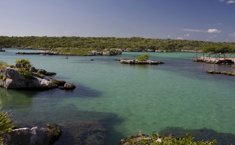 <strong>5. Xel-Há</strong>A baía do parque Xel-Há mais parece um imenso aquário natural, com águas calmas e grande variedade de vida marinha. Ideal para snorkeling