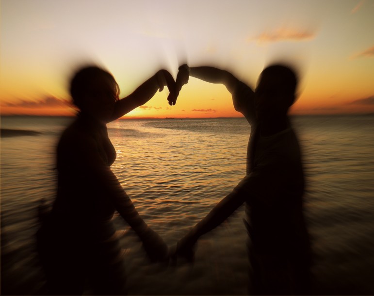 Jovem casal se diverte durante o pôr do sol na Praia da Ribeira, <a href="https://viajeaqui.abril.com.br/cidades/br-ba-salvador" rel="Salvador" target="_self">Salvador</a>, <a href="https://viajeaqui.abril.com.br/estados/br-bahia" rel="Bahia" target="_self">Bahia</a>