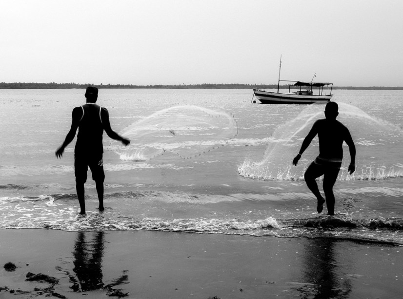 Pescadores jogam suas redes no mar na <a href="https://viajeaqui.abril.com.br/estabelecimentos/br-ba-itaparica-atracao-praia-cachapregos" rel="Praia de Cacha-Pregos" target="_self">Praia de Cacha-Pregos</a>, <a href="https://viajeaqui.abril.com.br/cidades/br-ba-ilha-de-itaparica" rel="Ilha de Itaparica" target="_self">Ilha de Itaparica</a>, <a href="https://viajeaqui.abril.com.br/estados/br-bahia" rel="Bahia" target="_self">Bahia</a>