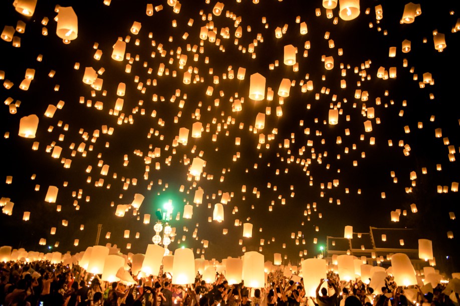 <strong>Yi Peng – Festival das Lanternas – Chiang Mai – <a href="https://viajeaqui.abril.com.br/paises/tailandia" rel="Tailândia" target="_blank">Tailândia</a></strong>            As lanternas parecem constelações em movimento no céu! Ao lançar uma lanterna, é preciso fazer um pedido para o ano que se iniciará. Durante o festival, fogos de artifício, carros iluminados e dançarinos tradicionais completam as celebrações nas ruas de Chiang Mai, a antiga capital do povo Lanna